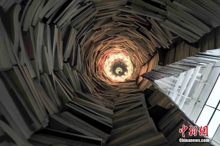 중국 심양에 세워진 4m 높이 ‘도서탑’, 책 7000권 사용