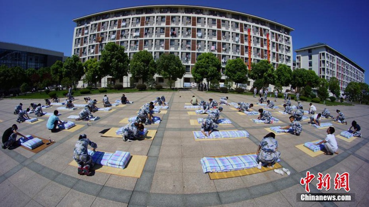 중국 장쑤 양저우 대학교 신입생들 ‘각잡기’ 겨뤄 