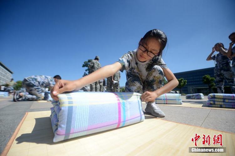 중국 장쑤 양저우 대학교 신입생들 ‘각잡기’ 겨뤄 