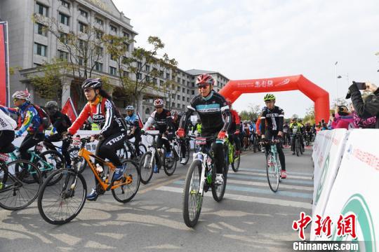 6개국에서 온 600명의 자전거 애호가들 창바이산 가로질러