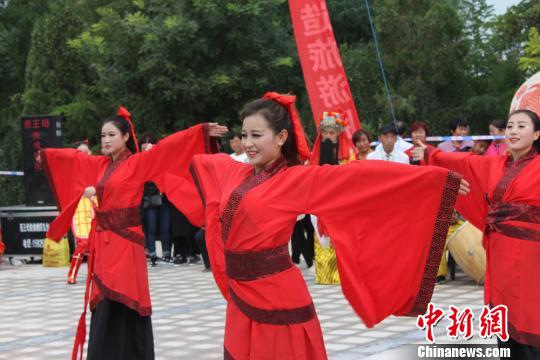 간쑤 징촨 관중들 사로잡은 전통 민속 공연 선보여