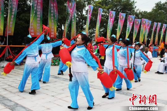 간쑤 징촨 관중들 사로잡은 전통 민속 공연 선보여