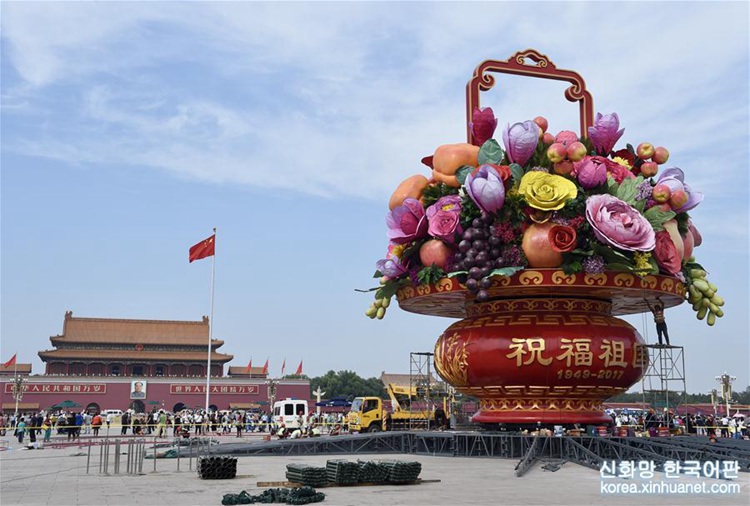 톈안먼광장 ‘축복조국’ 대형 꽃바구니 설치 거의 완료