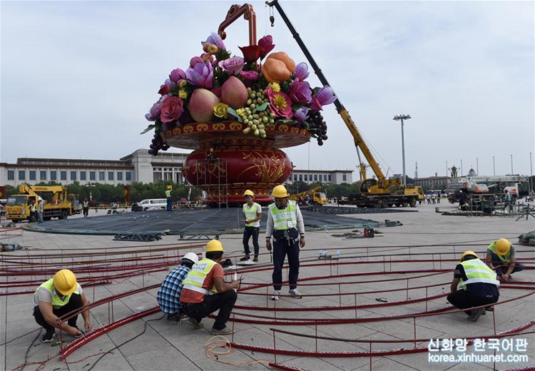 톈안먼광장 ‘축복조국’ 대형 꽃바구니 설치 거의 완료