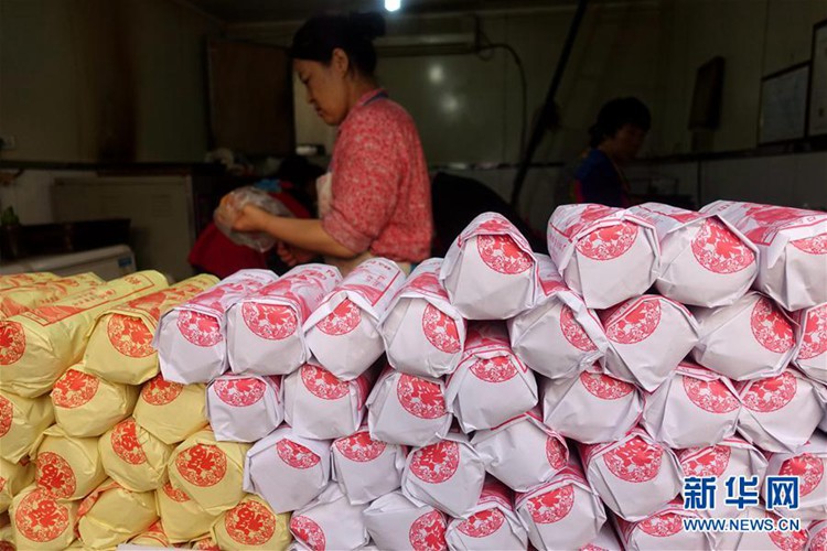 추석 앞둔 중국, 길거리에 퍼지는 ‘월병’ 향기