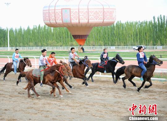 중국 간쑤 아커싸이 카자흐족 사람들이 즐기는 ‘전통 스포츠’