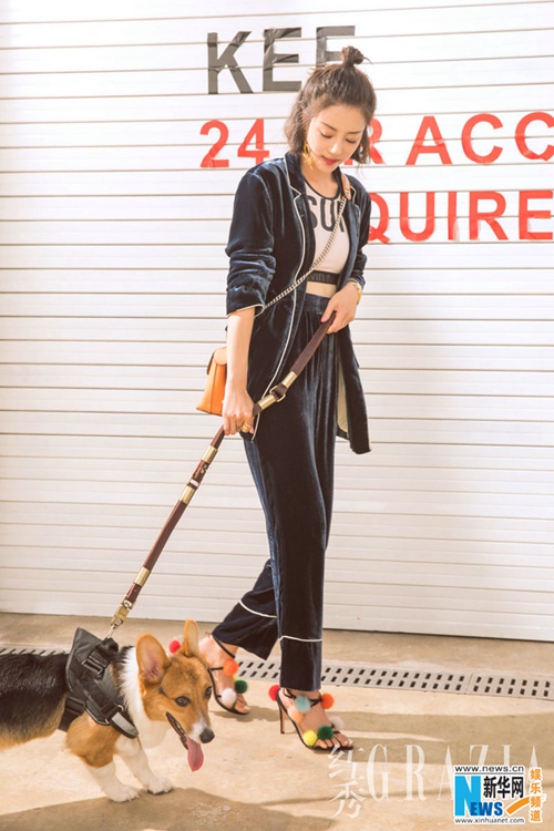 리시루이 애완동물과 길거리 화보 ‘찰칵’, 그녀의 새로운 패션 공식
