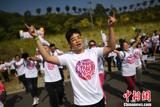 9월 17일, 산시(山西) 타이위안(太原)에서 자원봉사자들 300여 명이 도보를 하면서 생활이 곤란하거나 치료 경비가 빠듯한 에이즈 감염자들과 환자들을 후원하기 위한 기금을 마련하기 위해 모금활동을 벌였다.