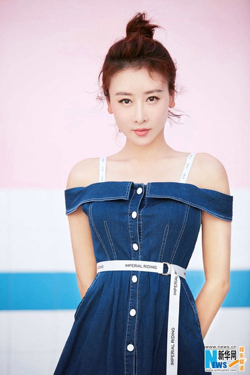 데님 원피스로 ‘소녀 감성’ 폭발한 패션퀸 마오쥔제, 가을 패션의 정석