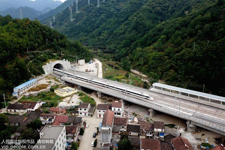 친링산맥 통과하는 첫 고속열차, ‘시청 노선’ 시범운행 돌입