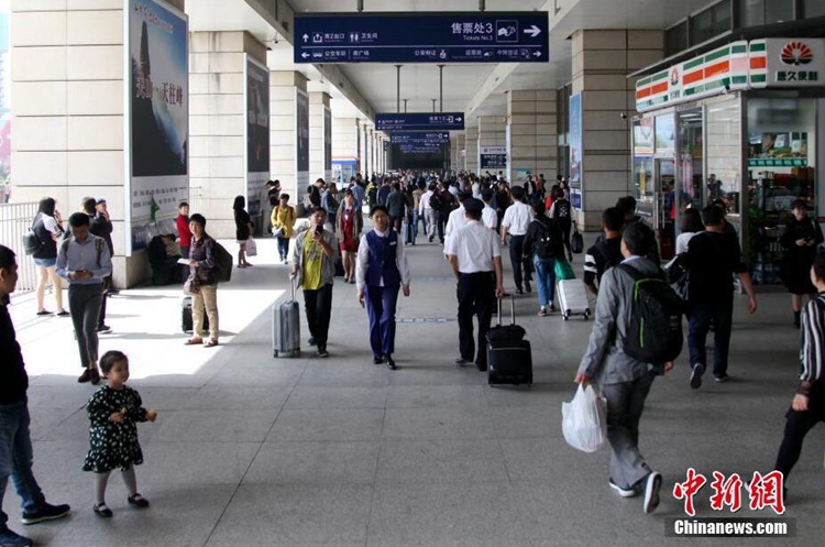 중국 국경절 ‘황금연휴’ 열차 이용객 움직이기 시작