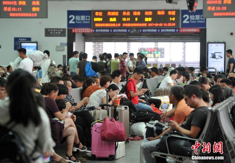 중국 국경절 ‘황금연휴’ 열차 이용객 움직이기 시작