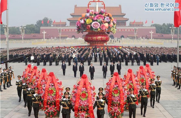 시진핑 등 당과 국가 지도부 인민영웅 꽃바구니 진정식 참석