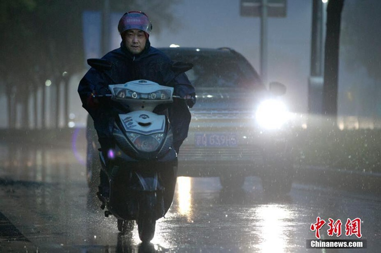 비 내리는 역사 도시 베이징, 빗속의 시민들