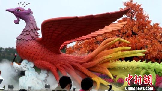 중국 간쑤 징촨에 등장한 오색빛깔 ‘봉황’, 명절을 화려하게