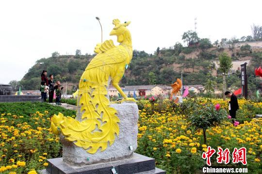 중국 간쑤 징촨에 등장한 오색빛깔 ‘봉황’, 명절을 화려하게