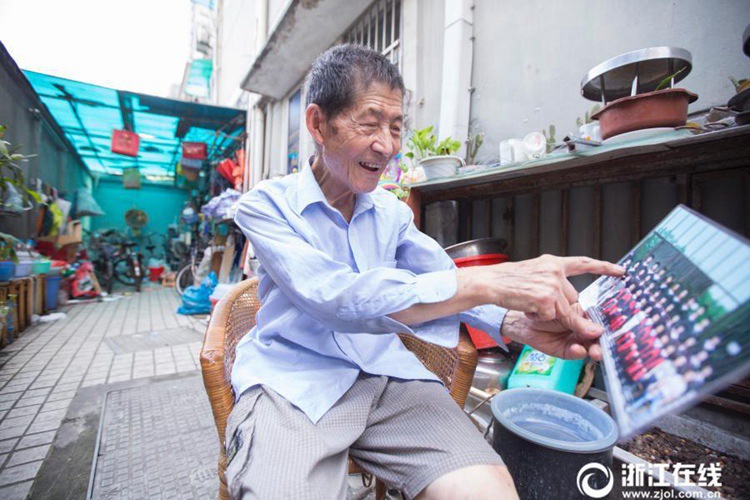 항저우 85세 노인 다년간 폐품 주어 저소득층 대학생 도와