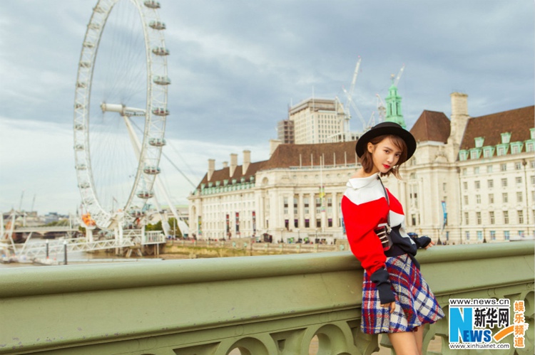 치명적인 미소로 런던 길거리 접수한 미녀배우 ‘진천’