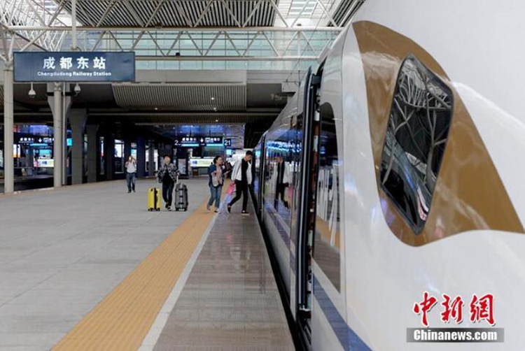 CRH3A형 고속철 국경절 기간 처음으로 운영에 투입