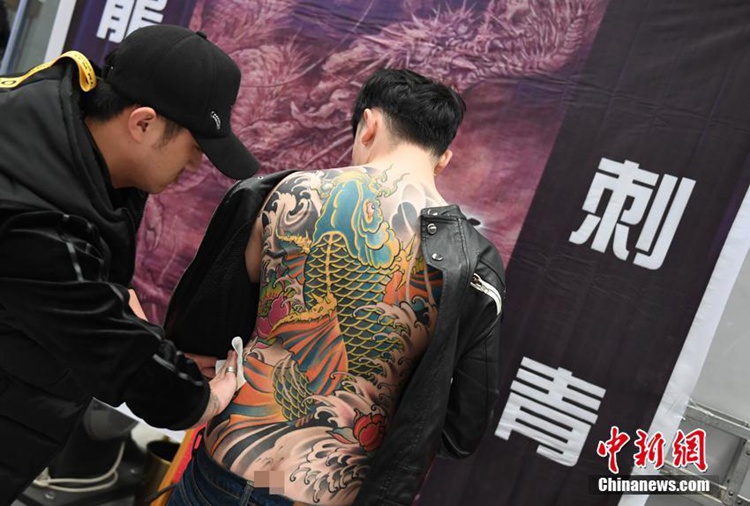 피부에 그려진 예술품…제1회 국제 문신 전시회 중국 지린서 개막