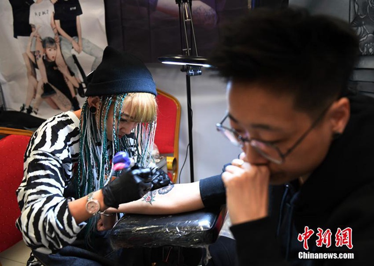 피부에 그려진 예술품…제1회 국제 문신 전시회 중국 지린서 개막