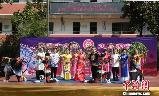 중국 무형문화재 ‘희곡’ 배우들, 초등학교 다니며 문화 전파