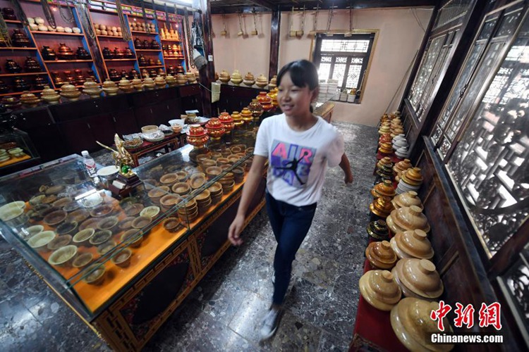 윈난 장족 ‘원목 그릇’을 알아본다…번쯔란에서 찾은 목공 예술가