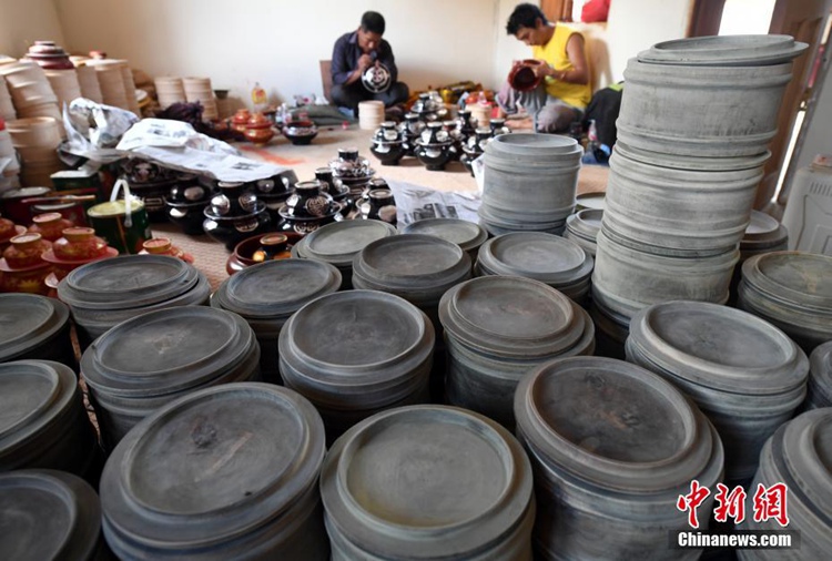 윈난 장족 ‘원목 그릇’을 알아본다…번쯔란에서 찾은 목공 예술가
