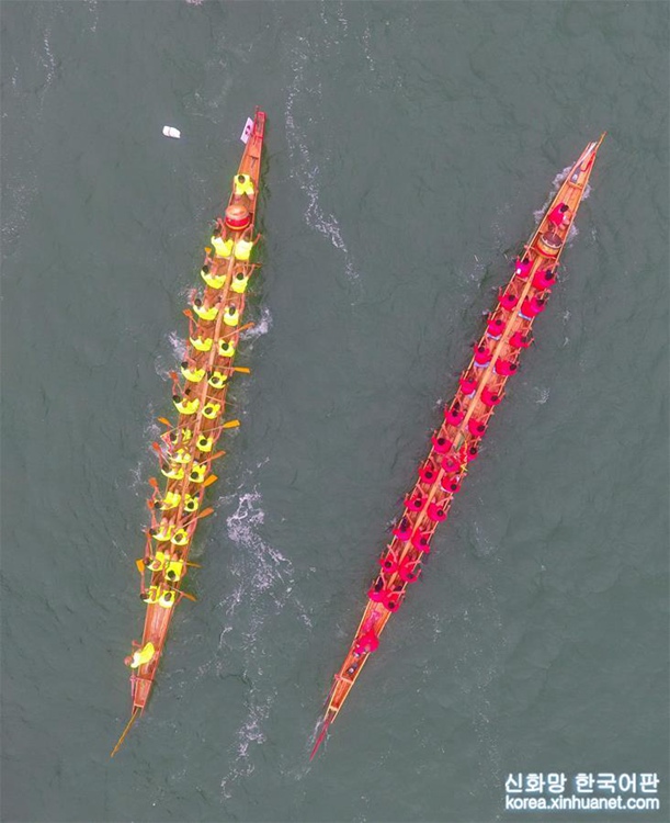 룽장강에서 펼쳐진 이색 레이스! ‘용선 경주 대회’