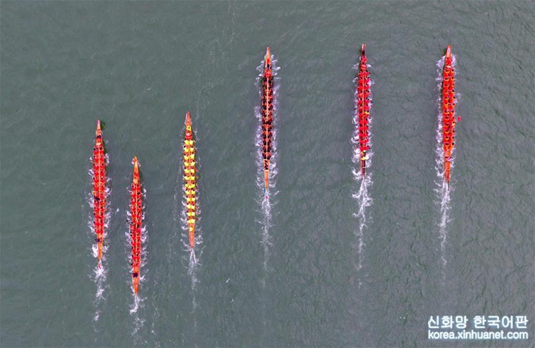룽장강에서 펼쳐진 이색 레이스! ‘용선 경주 대회’