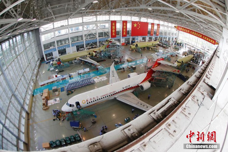 중국 국산 여객기 ARJ21 6대 상하이서 동시 최종 조립