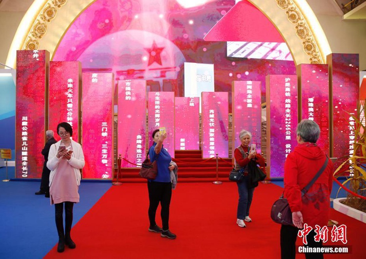 중국 ‘분발 분투의 5년’ 대형 성과전, 관객들 줄 이어 관람