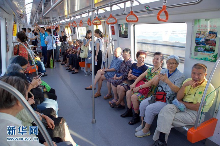 바다 가로지르는 지하철 타기 위해 모인 샤먼 시민들