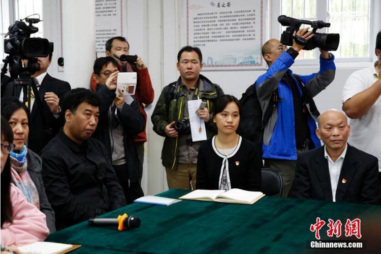 19차 당대회 프레스센터 국내외 기자들, ‘베이징 기층당건설사업’ 참관&취재