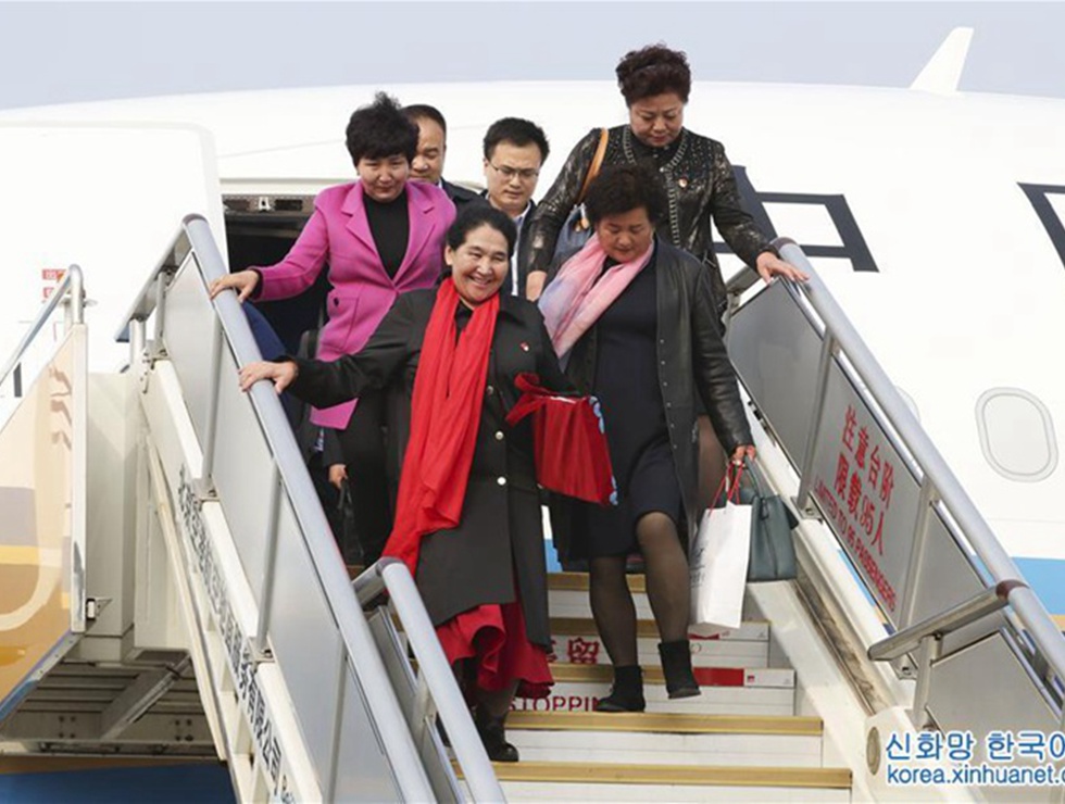 (19차 당대회) 19차 당대회에 참석하는 신장 대표단 베이징에 도착