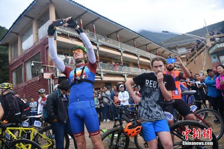 2017 중국 쓰촨 환루구호 국제 자전거대회 개막