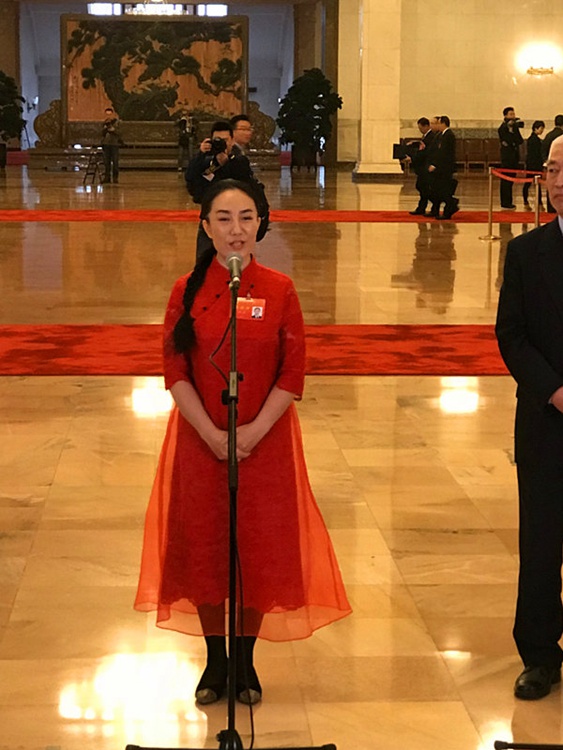 [포토] 19차 당대회 대표 쉬쥔, 허우옌, 샤오샤오보 인터뷰