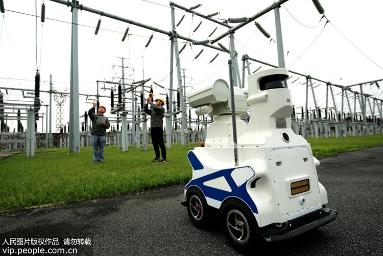 중국 허페이 변전소에 투입된 ‘24시간 순찰 로봇’