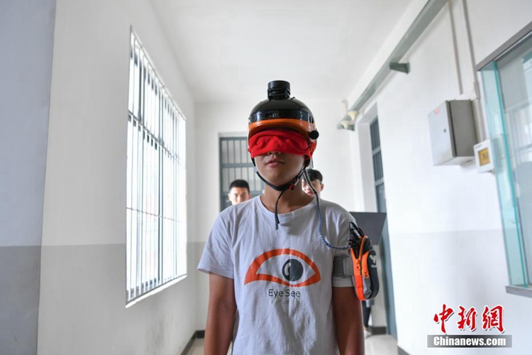 쿤밍이공大 학생들이 만든 ‘시각장애인용 헬멧’ 공개