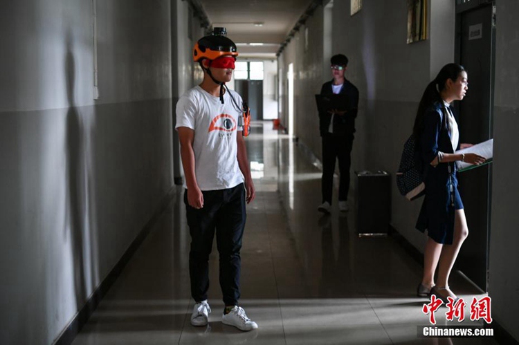 쿤밍이공大 학생들이 만든 ‘시각장애인용 헬멧’ 공개