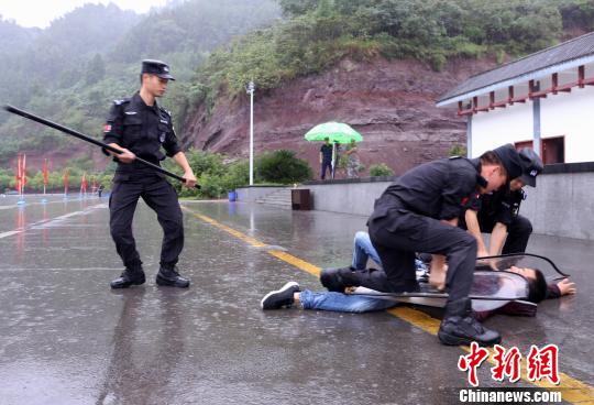 쓰촨 다저우서 교통경찰&특별순찰대 영화 같은 훈련 선보여