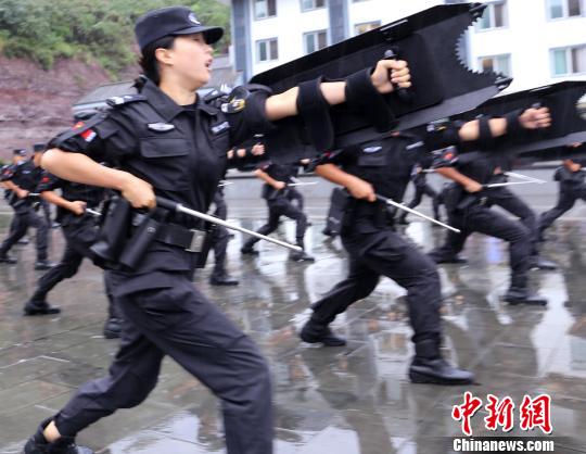 쓰촨 다저우서 교통경찰&특별순찰대 영화 같은 훈련 선보여