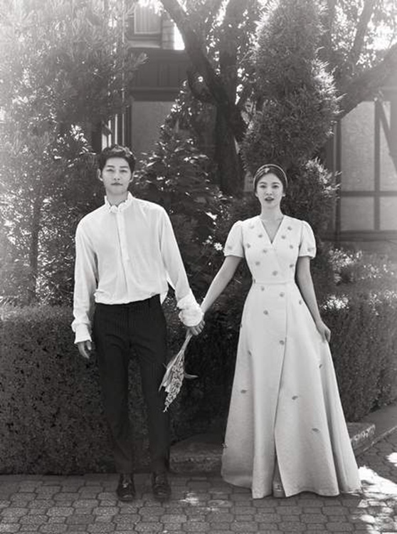송중기❤송혜교 웨딩사진 공개…‘다이아 반지’ 눈길