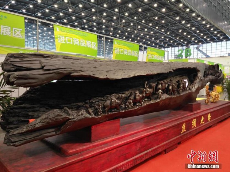 10월 12일 길이 10m, 무게 10톤에 달하는 흑단(음침목) 작품 ‘실크로드’가 정저우(鄭州, 정주) 전국 상품 교역회에 등장했다.