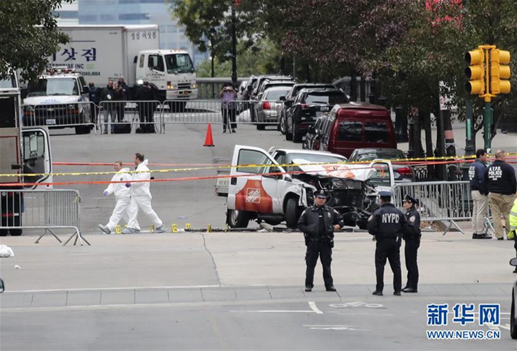 뉴욕 맨해턴 소형 트럭 돌진…8명 사망, 10여 명 부상