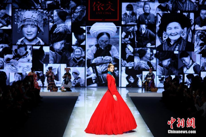 중국 국제패션위크서 EVA CINA 패션쇼 개최, 포의족 전통무늬 눈길