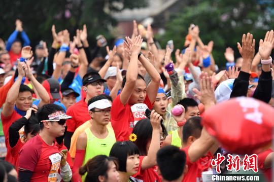 1만 명 참가한 아시아 최초 로큰롤 마라톤대회, 청두 두장옌서 개막