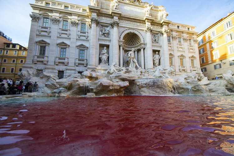 로마 명소 트레비 분수 빨간색 염색약으로 붉게 오염돼