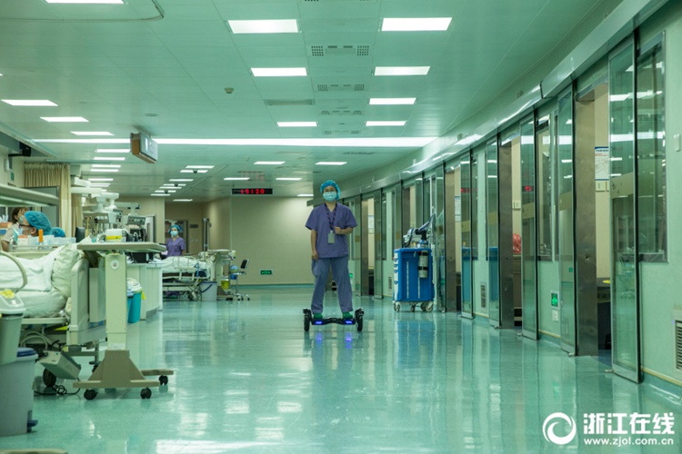 중국 항저우, ICU 병동에 ‘호버보드’ 깜짝 등장