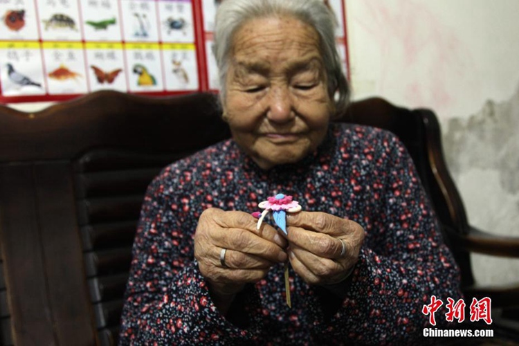 10월 11일, 양수란(楊淑蘭) 할머니가 자신이 만든 몐화(面花)를 보여주는 모습